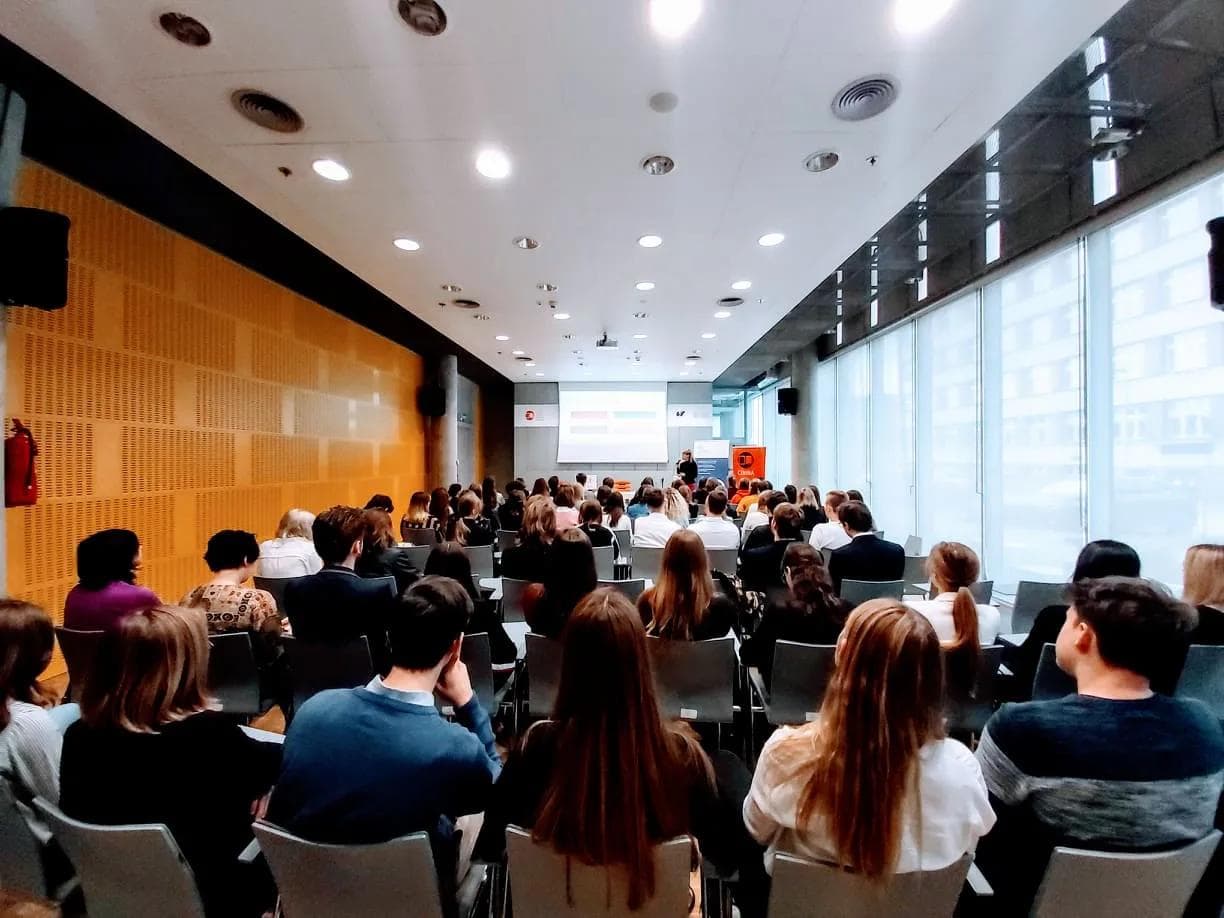 Konferencja dla organizacji pozarządowych, pełna sala uczestników