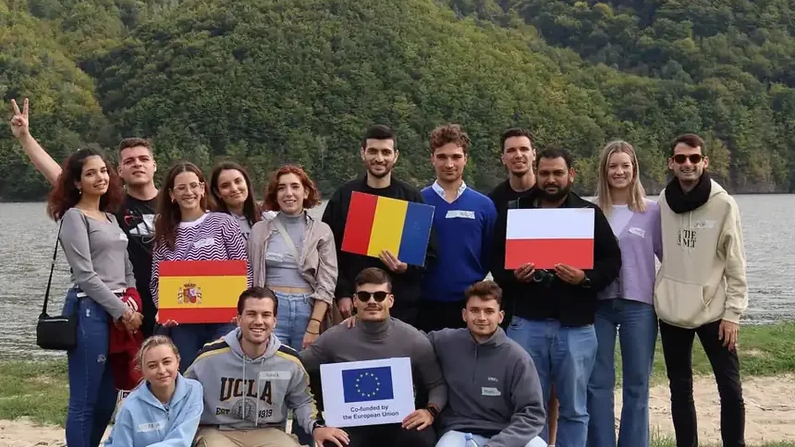 Grupa młodych uczestników nad Jeziorem Międzybrodzkim