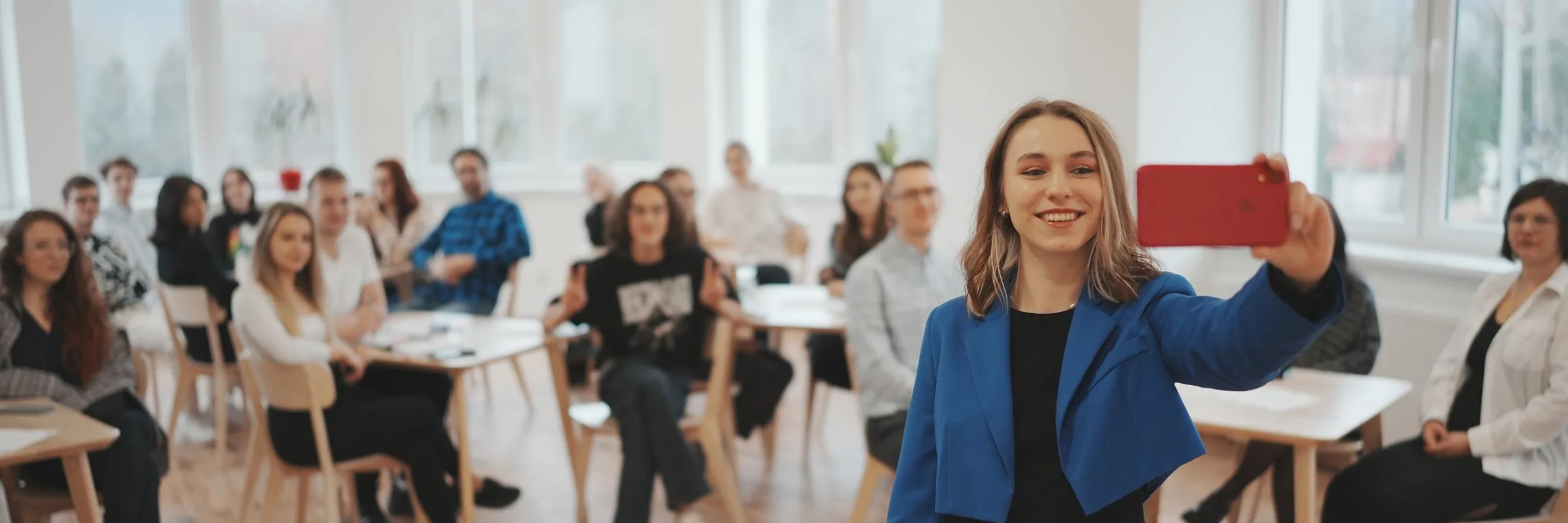 Prowadząca robi selfie z grupą w sali warsztatowej w Międzybrodziu Bialskim
